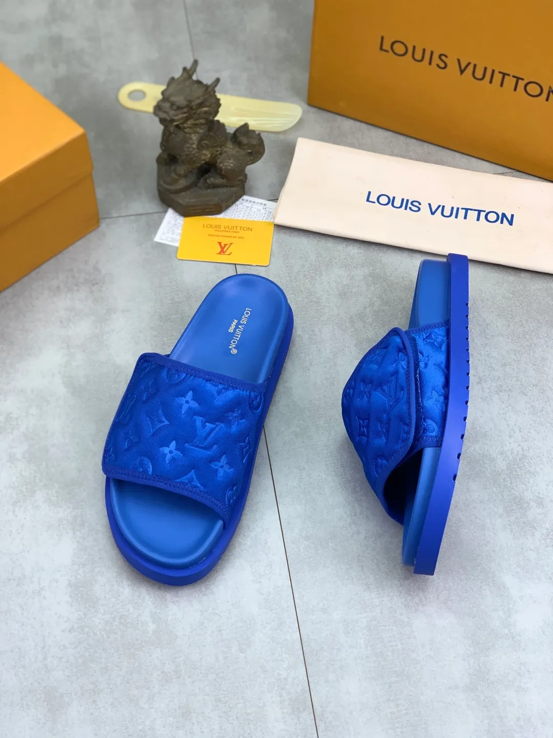 Men's shoes 💰P320 💰[New style]🆘 Original quality [LOUIS VUITTON] The popular Louis Vuitton LV men's slippers on the official website are on sale simultaneously! Original fabric imported from Italy, original factory special supply, code number: 38-44 (45 customized), many colors available